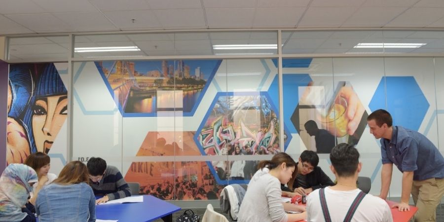 Instalaciones de la escuela Discovery English Melbourne Salon de clases
