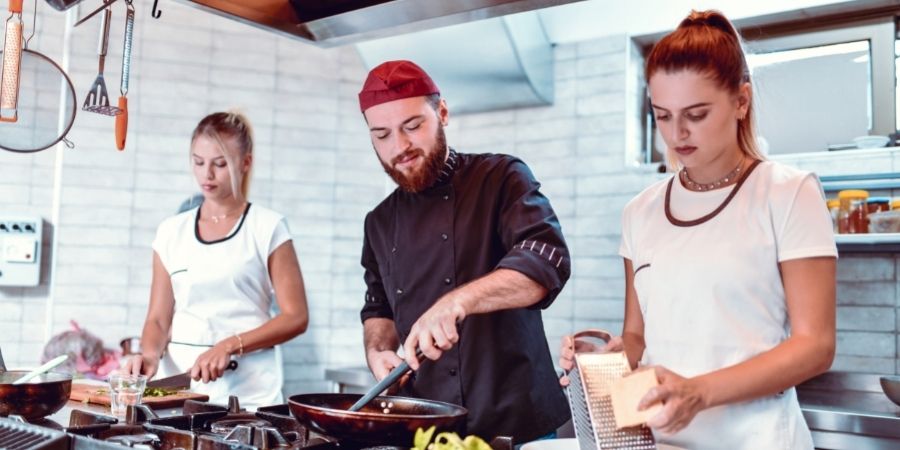 Kitchen Hand, estudiantes picando aliños para un plato de Restaurante Australiano