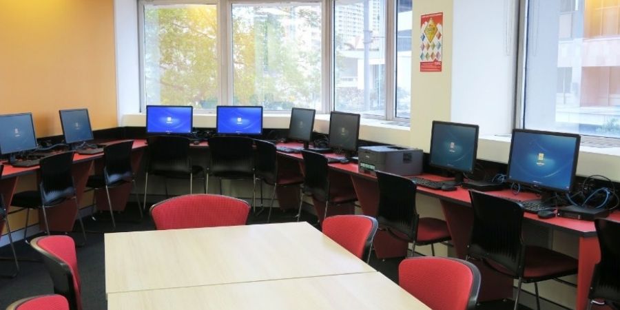 los estudiantes de impact college tienen acceso a salas de computadoras 